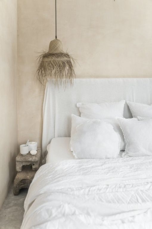 Round linen cushion 