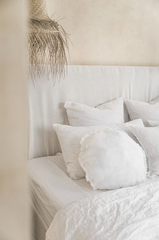 Round frayed edges linen cushion